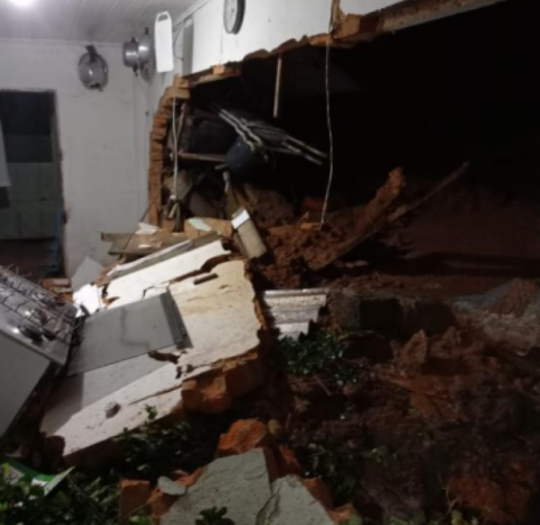 Santa Leopoldina registrou chuva forte e desabamento 