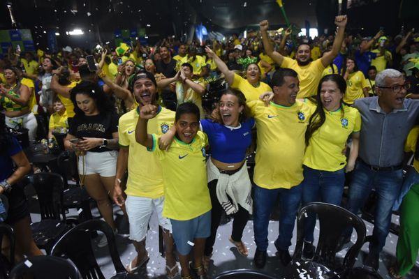 Torcida comemora gol do Brasil contra a Suíça na Matrix, em Cariacica por Ricardo Medeiros