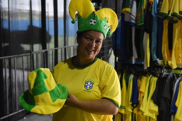 Torcida reunida para assistir ao jogo de Brasil e Suíça na Matrix Shows, em Cariacica por Ricardo Medeiros