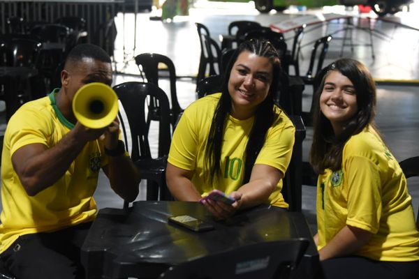 Torcida reunida para assistir ao jogo de Brasil e Suíça na Matrix Shows, em Cariacica por Ricardo Medeiros
