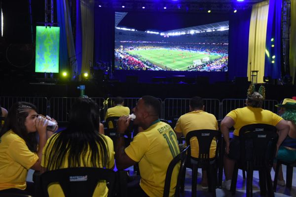 Torcida reunida para assistir ao jogo de Brasil e Suíça na Matrix Shows, em Cariacica por Ricardo Medeiros