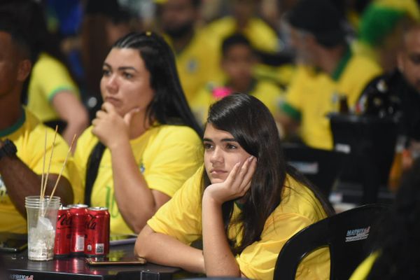 Torcida reunida para assistir ao jogo de Brasil e Suíça na Matrix Shows, em Cariacica por Ricardo Medeiros