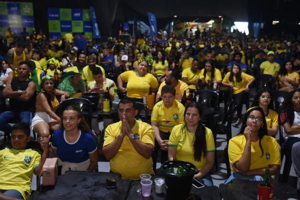 Torcida reunida para assistir ao jogo de Brasil e Suíça na Matrix Shows, em Cariacica por Ricardo Medeiros