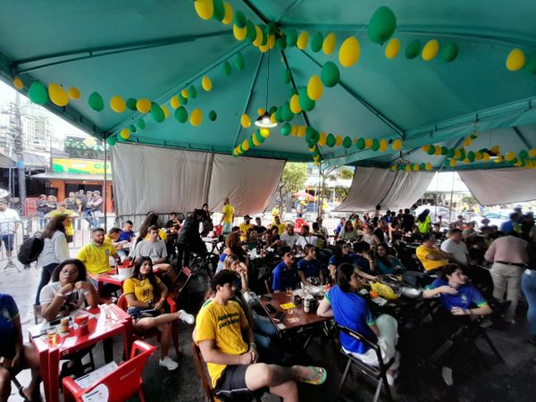 Torcida reunida para assistir ao jogo de Brasil e Suíça na Praia do Canto, Vitória por João Barbosa