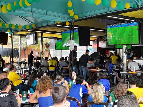 Torcida reunida para assistir ao jogo de Brasil e Suíça na Praia do Canto, Vitória por João Barbosa