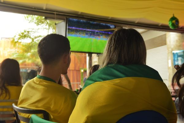 Torcida reunida para assistir ao jogo de Brasil e Suíça na Praia do Canto, Vitória por Fernando Madeira
