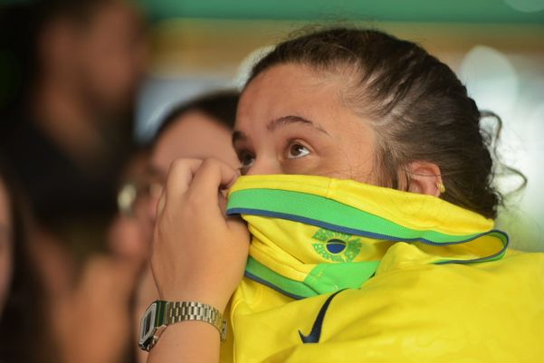 Torcida reunida para assistir ao jogo de Brasil e Suíça na Praia do Canto, Vitória por Fernando Madeira