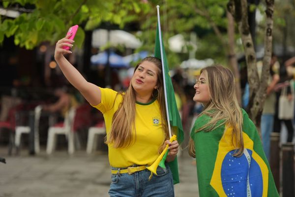 Torcida reunida para assistir ao jogo de Brasil e Suíça na Praia do Canto, Vitória por Fernando Madeira