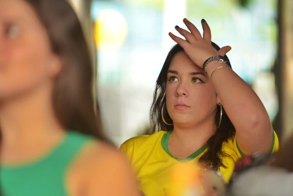 Torcida reunida para assistir ao jogo de Brasil e Suíça na Praia do Canto, Vitória por Fernando Madeira