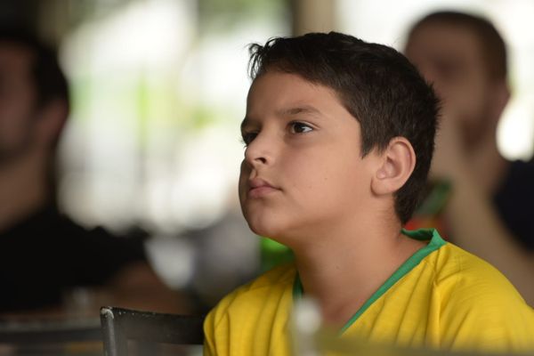 Torcida reunida para assistir ao jogo de Brasil e Suíça na Praia do Canto, Vitória por Fernando Madeira