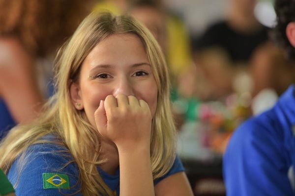 Torcida reunida para assistir ao jogo de Brasil e Suíça na Praia do Canto, Vitória por Fernando Madeira