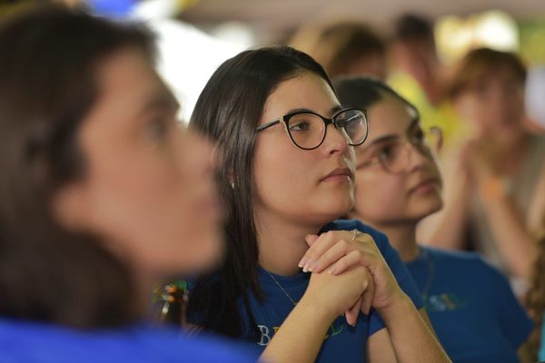 Torcida reunida para assistir ao jogo de Brasil e Suíça na Praia do Canto, Vitória por Fernando Madeira