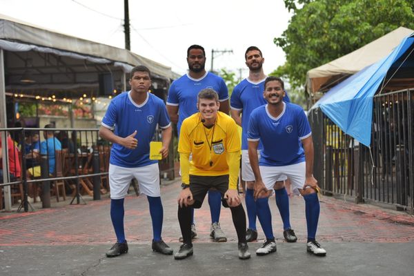 Torcida reunida para assistir ao jogo de Brasil e Suíça na Praia do Canto, Vitória por Fernando Madeira