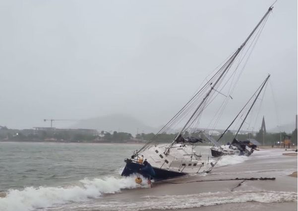 Veleiro tomba no mar em acidente na Praia da Guarderia, em Vitória