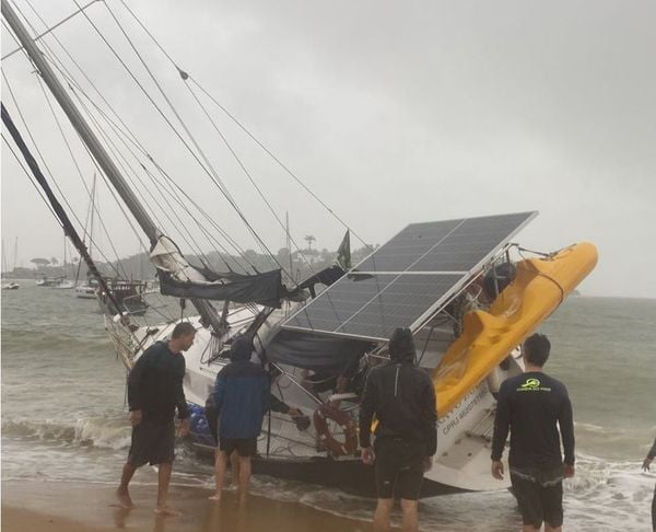 Veleiro tomba no mar em acidente na Praia da Guarderia, em Vitória