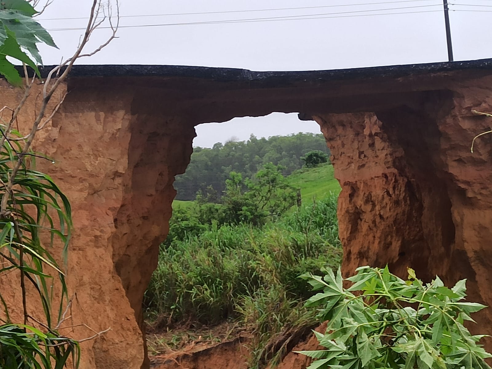 Água destrói pista e BR 101 é totalmente interditada no limite entre Aracruz e Linhares(Leitor | A Gazeta)
