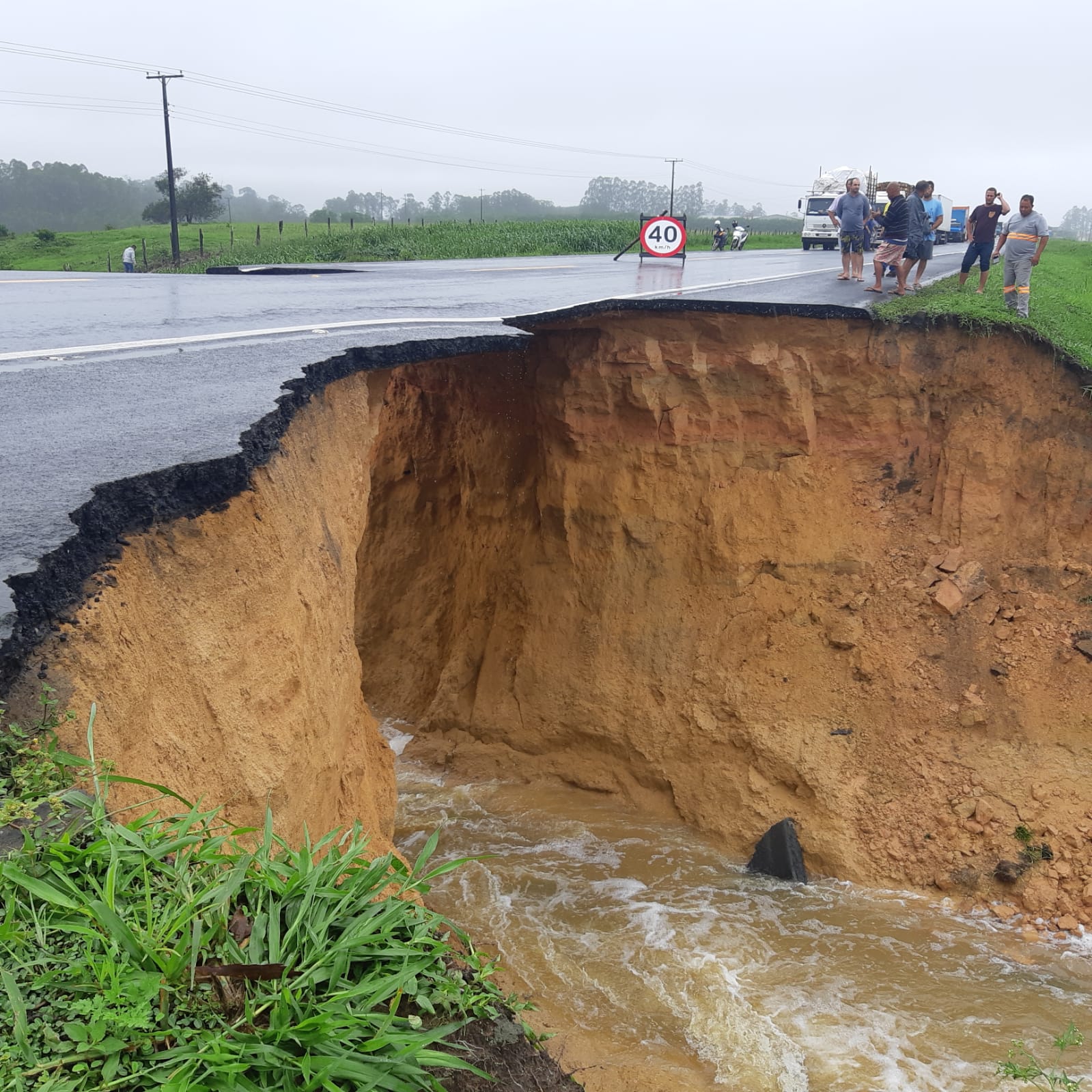 Água destrói pista e BR 101 é totalmente interditada no limite entre Aracruz e Linhares(Leitor | A Gazeta)