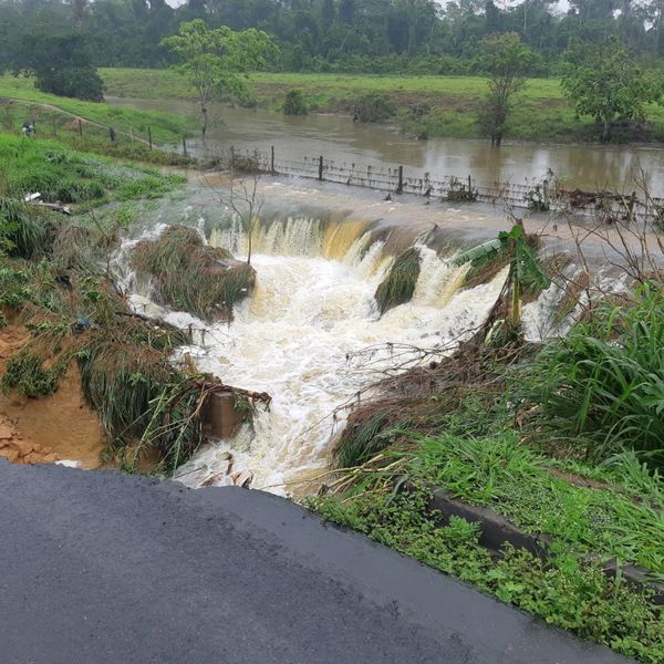 Água destrói pista e BR 101 é totalmente interditada no limite entre Aracruz e Linhares por Leitor | A Gazeta