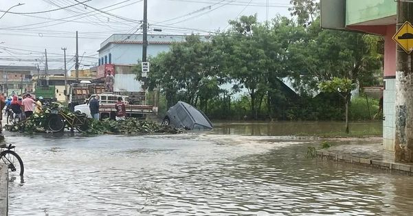 Após chuva forte, veículo dentro de valão em Cariacica 