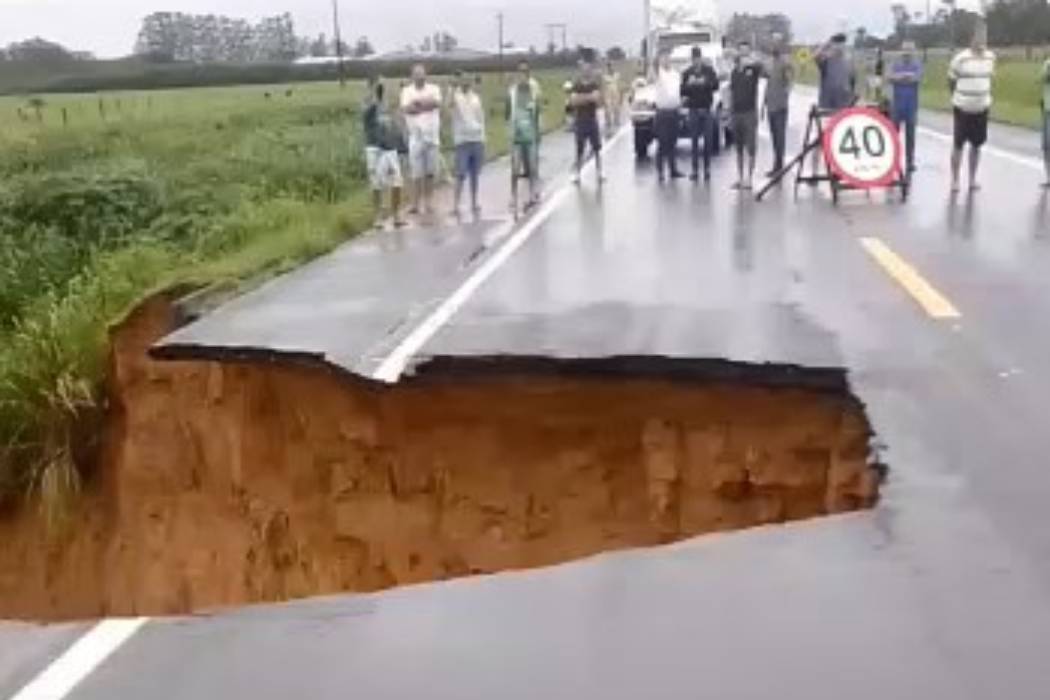 BR 101 é totalmente interditada em Linhares após água abrir cratera na pista(Reprodução)