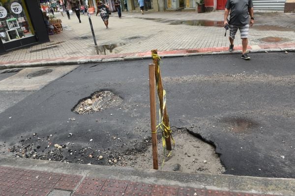 Buraco em frente à Rua Sete de Setembro, Centro de Viória.  por Carlos Alberto Silva