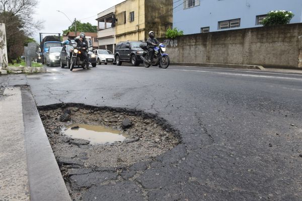 Buraco na entrada da ponte, na Avenida, Rua Iracy Corteletti, 93 - Cobilândia, Vila Velha por Carlos Alberto Silva