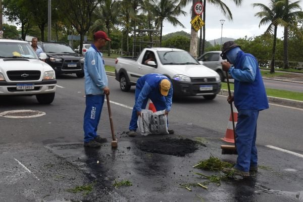 Braco na Avenida Beira Mar, Centro. Homens da PMV trabalham tapando buracos na avenida. por Carlos Alberto Silva