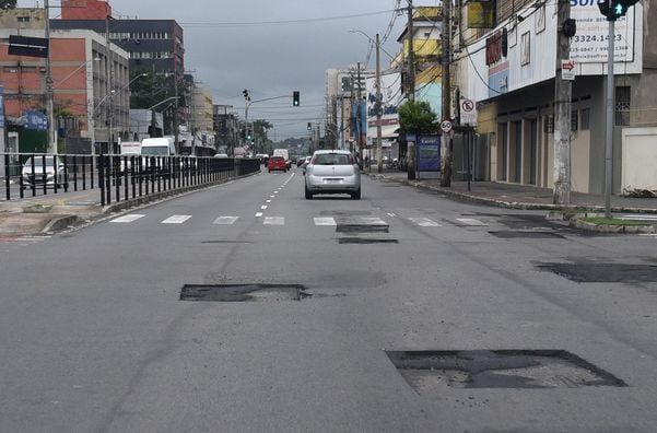 Buracos na Avenida Leitão da Silva, VItória por Carlos Alberto Silva