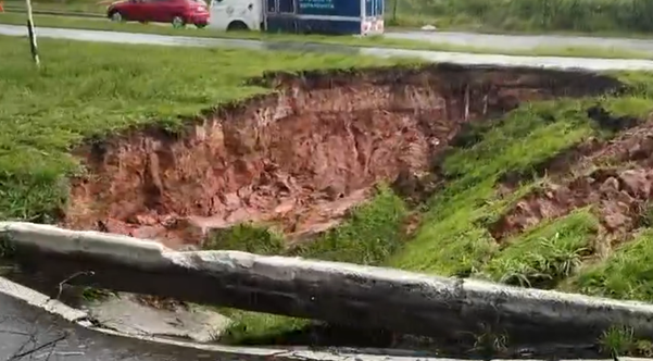 Cratera aberta na Avenida Audifax Barcelos, na Serra por Fernando Estevão