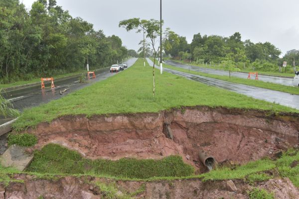 Cratera aberta na Avenida Audifax Barcelos, na Serra por Ricardo Medeiros