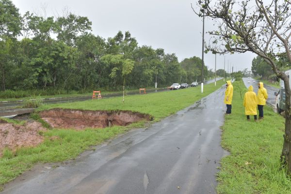 Cratera aberta na Avenida Audifax Barcelos, na Serra por Ricardo Medeiros