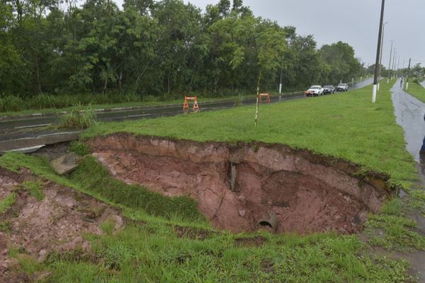 Cratera aberta na Avenida Audifax Barcelos, na Serra por Ricardo Medeiros