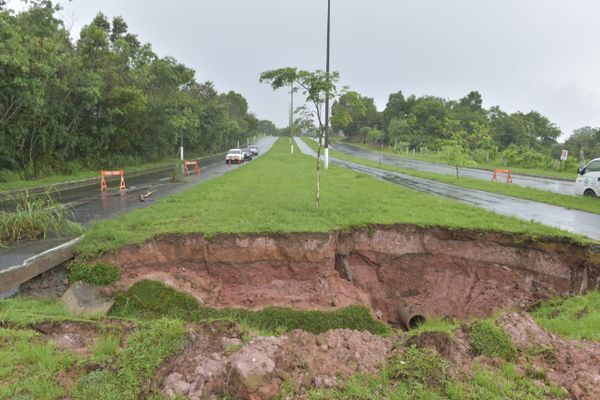 Cratera aberta na Avenida Audifax Barcelos, na Serra