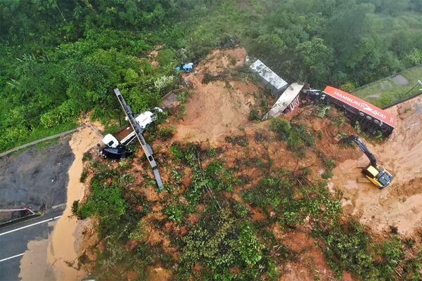 Deslizamento de terra atinge 21 veículos e deixa ao menos um morto no Paraná