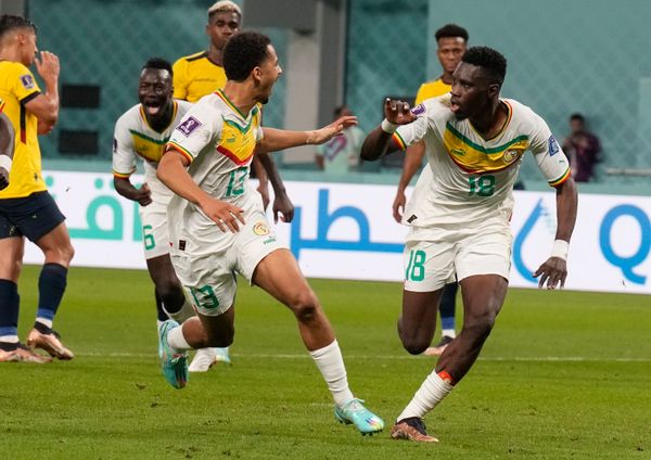 O senegalês Ismaila Sarr (à direita) comemora após marcar um gol de   pênalti