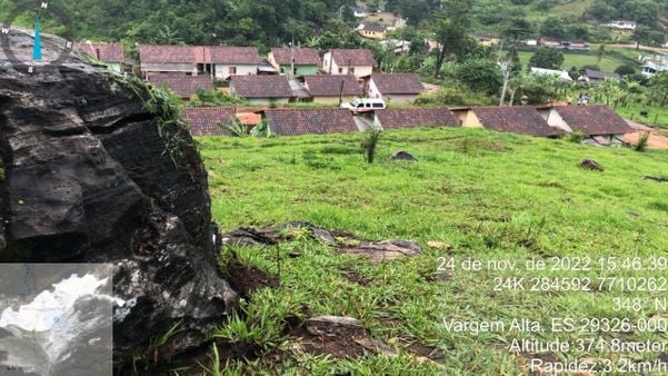Pedra desliza e deixa 14 pessoas desalojadas em Vargem Alta