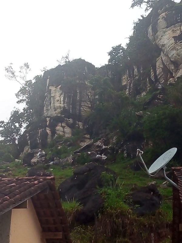 Pedra desliza e deixa 14 pessoas desalojadas em Vargem Alta por Prefeitura de Vargem Alta