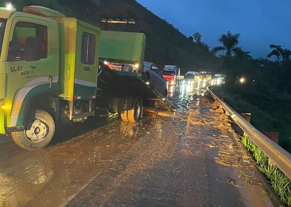 Trecho da BR 101 entre Fundão e Ibiraçu tem buracos e quedas de barreiras