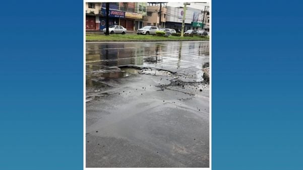 Buracos na Avenida Carlos Lindenberg, em Vila Velha