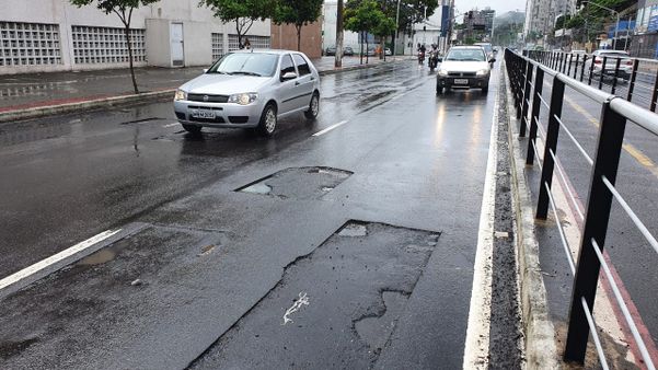 Buracos na Leitão da Silva, avenida inaugurada há três anos por Ricardo Medeiros
