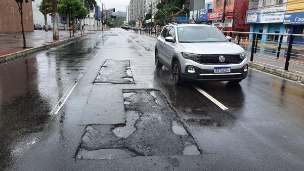 Buracos na Leitão da Silva, avenida inaugurada há três anos por Ricardo Medeiros