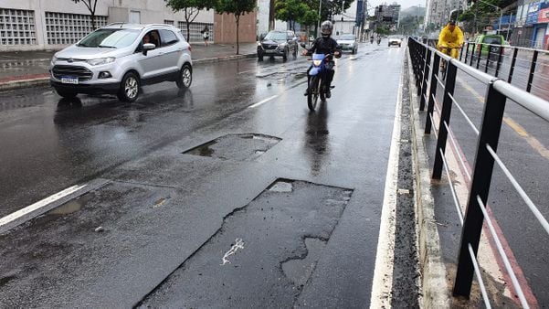 Buracos se destacam na Avenida Leitão da Silva, em Vitória por Ricardo Medeiros