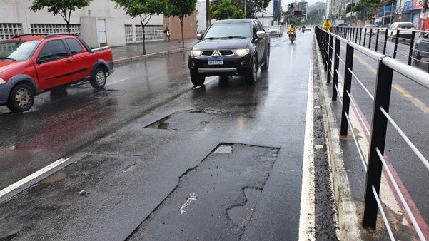 Buracos se destacam na Avenida Leitão da Silva, em Vitória por Ricardo Medeiros