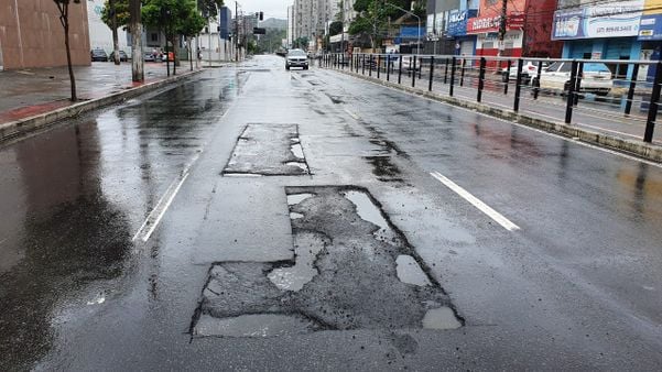 Buracos se destacam na Avenida Leitão da Silva, em Vitória por Ricardo Medeiros