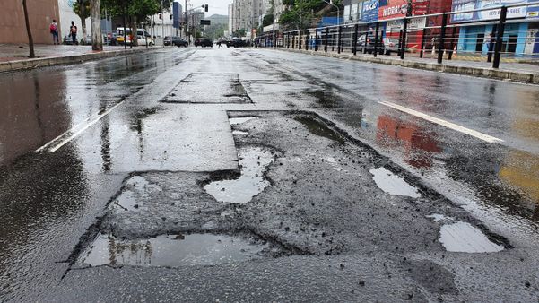Buracos se destacam na Avenida Leitão da Silva, em Vitória por Ricardo Medeiros