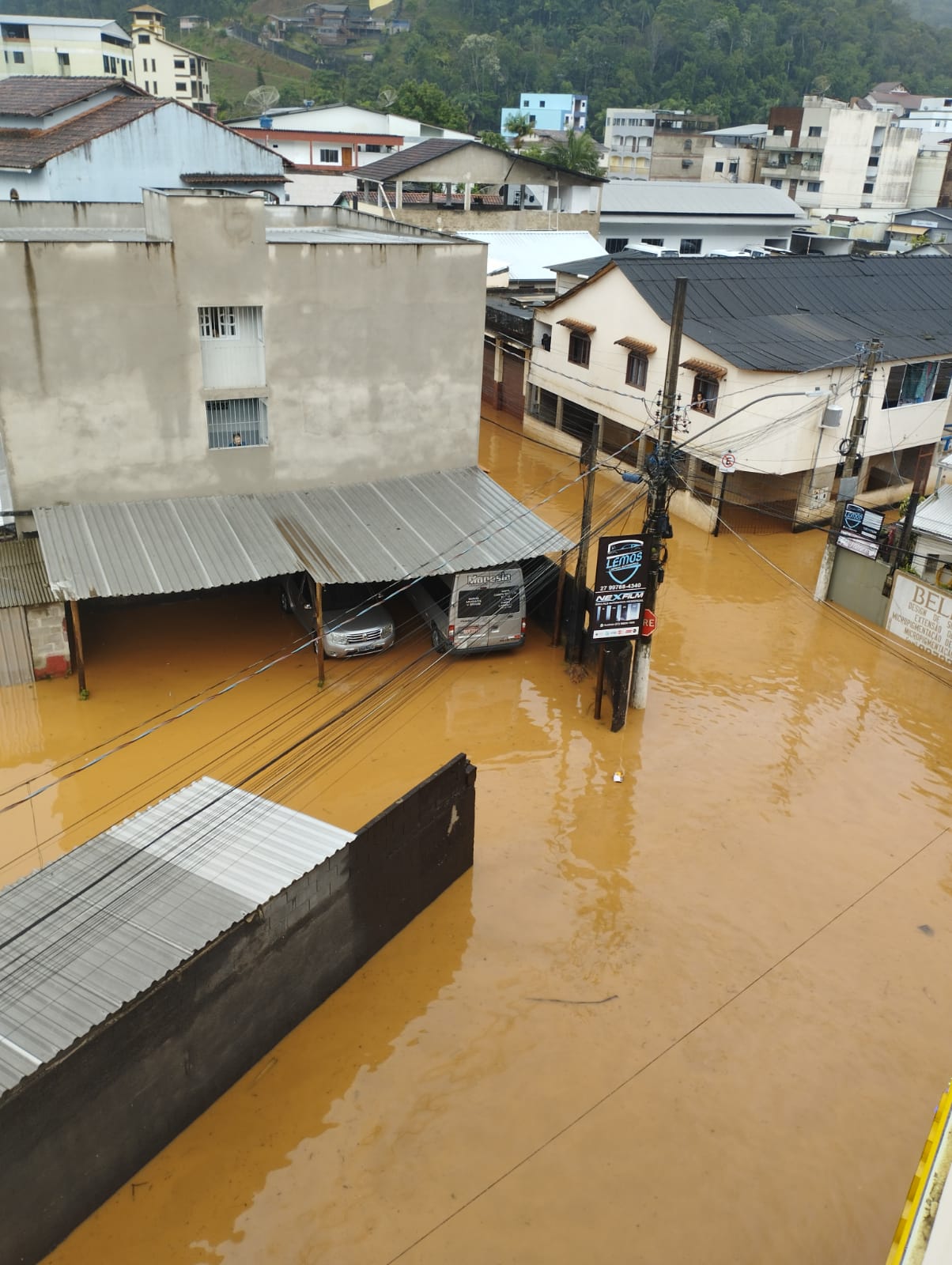 A Gazeta | Após Chuva, Córrego Transborda E Alaga Ruas E Imóveis Em ...