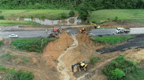 Começa obra em trecho com cratera na BR 101 em Aracruz por Heriklis Douglas