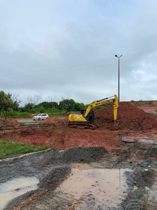 Cratera aberta na Avenida Audifax Barcelos, na Serra por Kaique Dias