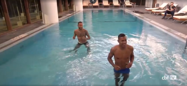 Neymar e Alex Sandro fazem tratamento na piscina
