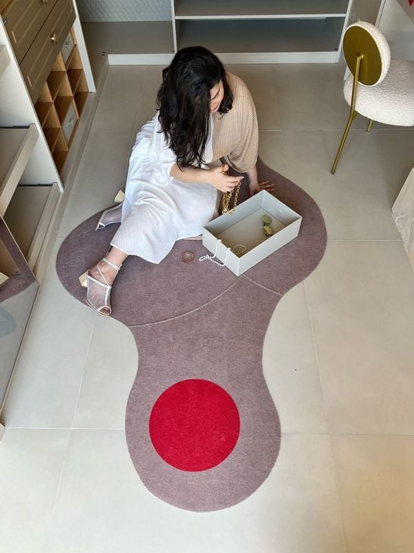 O tapete Fluid também foi desenhado pela arquiteta para o ambiente que ela projetou por Projeto de Carol Zamboni/Foto de Giovana Gonçalves/Divulgação
